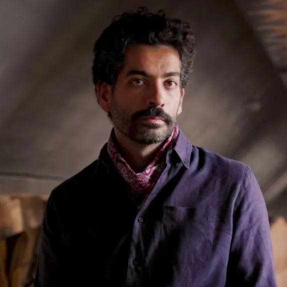 Portrait d'Hossein Rad, chanteur et instrumentiste iranien