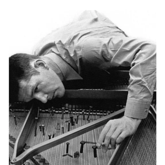 Photo de John Cage préparant un piano