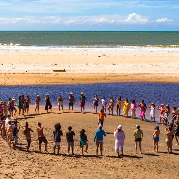 Grand cercle de personnes sur une plage