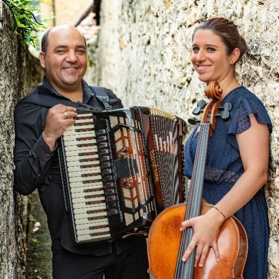 Photo de la violoncelliste Noémy Braun et de l'accordéoniste Sergiu Popa