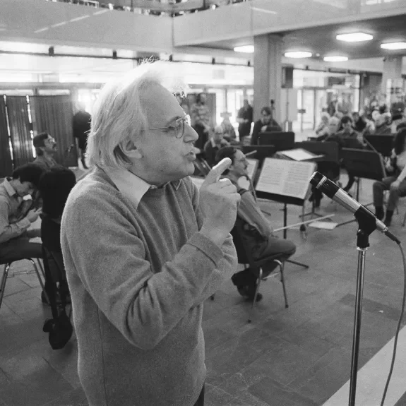 Photo du compositeur György Ligeti durant une répétition
