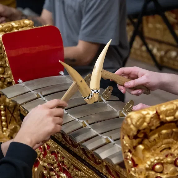 Gros plan sur des mains jouant sur un gamelan de Bali