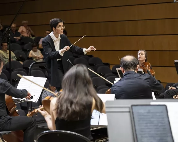 Cheffe d'orchestre pendant une répétition