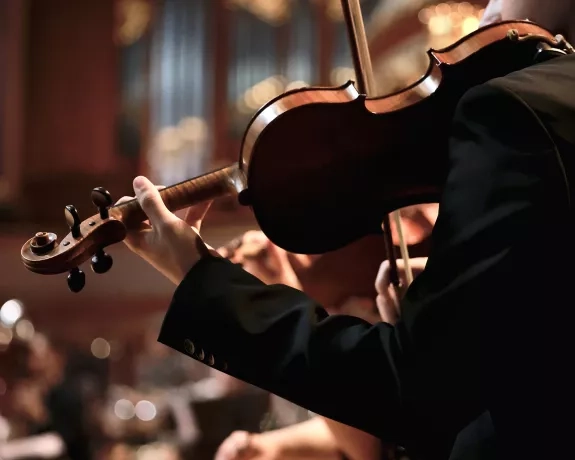 Violoniste de concert en plan serré