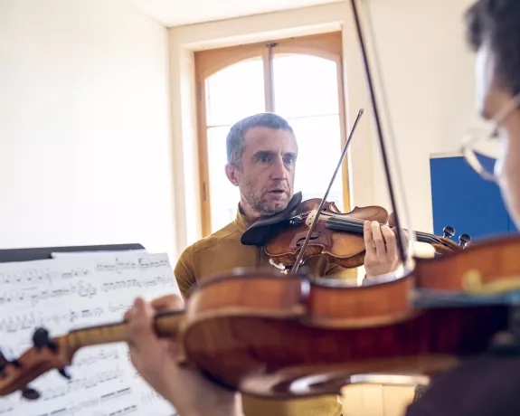 Professeur de violon enseignant à un élève