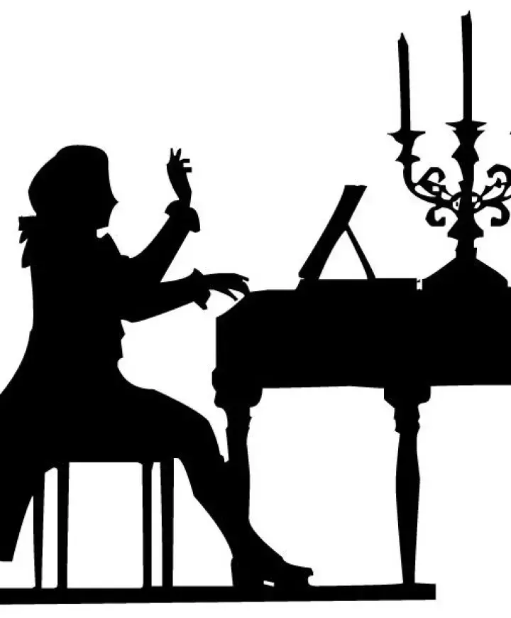Silhouette de Mozart devant un piano, image en noir et blanc