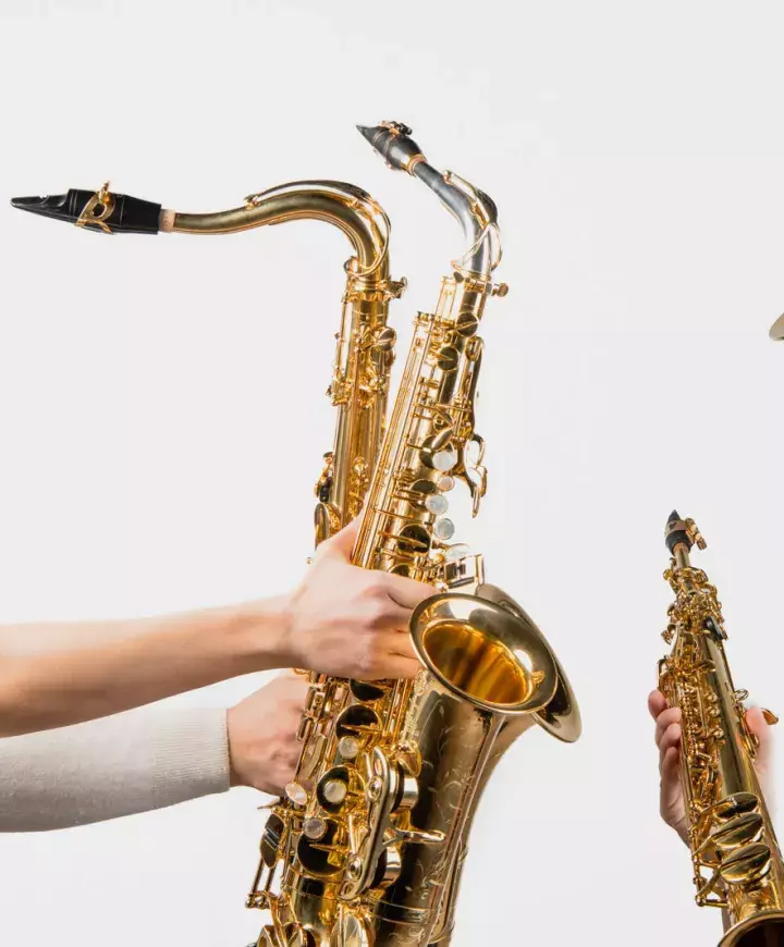 Gros plan sur des saxophones