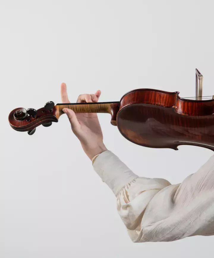Une violoniste en train de jouer