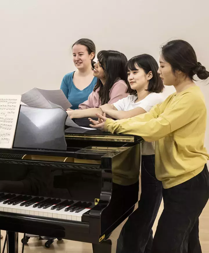 étudiant-e-s de musique et mouvement en exercice autour d'un piano