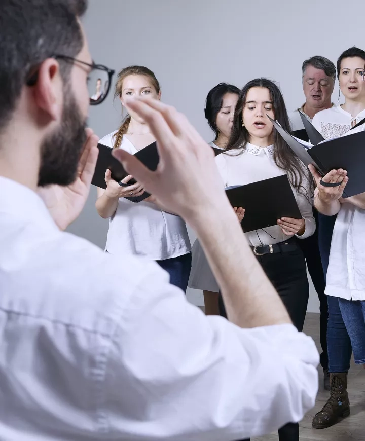 Chef de chant de dos en plein travail