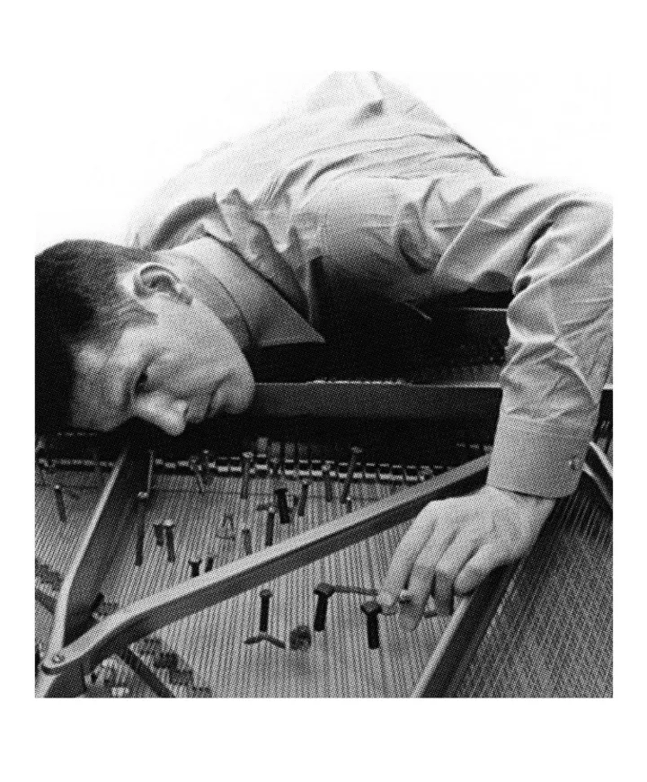 Photo de John Cage préparant un piano