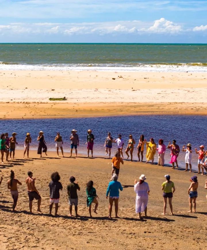 Grand cercle de personnes sur une plage