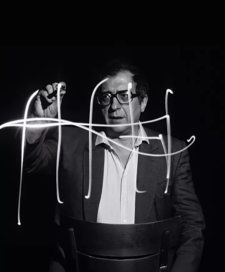Le compositeur Luciano Berio écrivant dans l'air