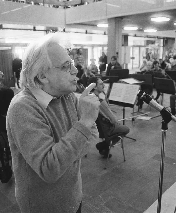 Photo du compositeur György Ligeti durant une répétition