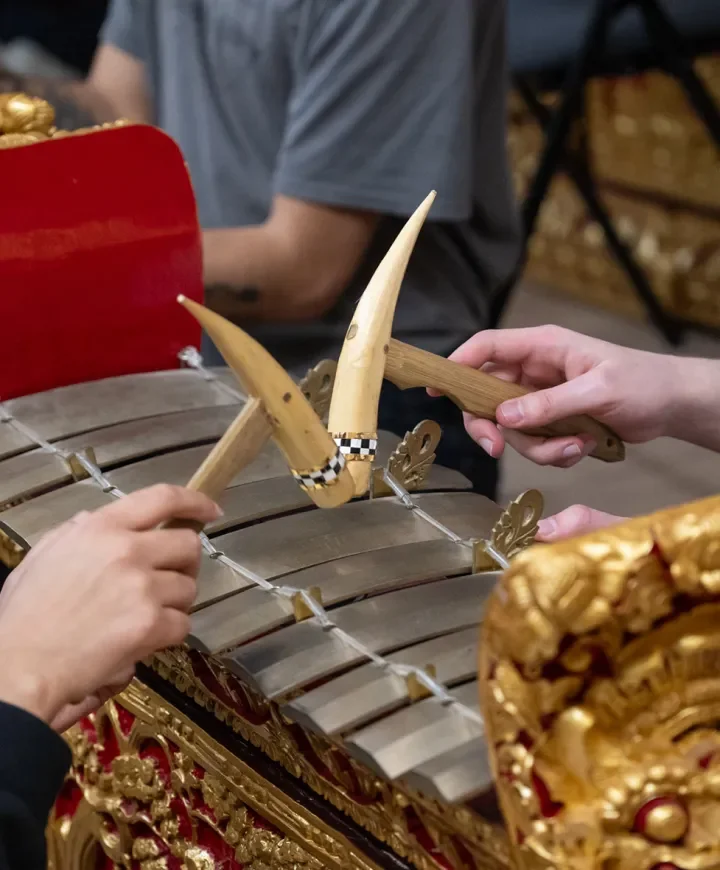 Gros plan sur des mains jouant sur un gamelan de Bali