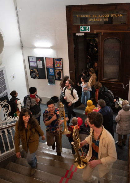 Le public arrive aux portes ouvertes de la HEM