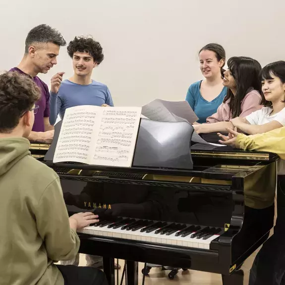 étudiant-e-s de musique et mouvement en exercice autour d'un piano