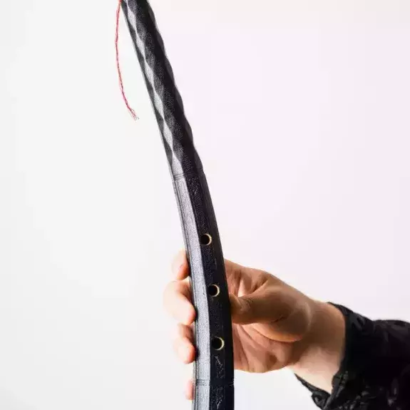 Un cornet à bouquin courbé tenu dans une main