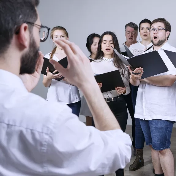 Chef de chant de dos en plein travail