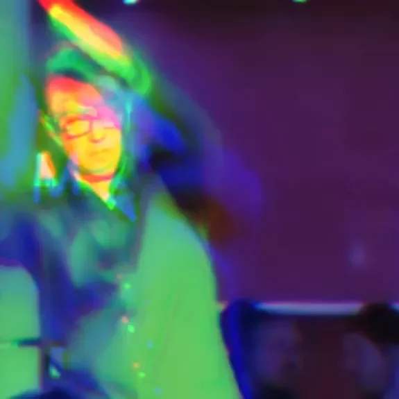 Image avec décalaage rouge et vert d'un musicien en mouvement