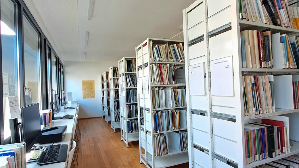 Photo de la bibliothèque du site de Neuchâtel de la HEM