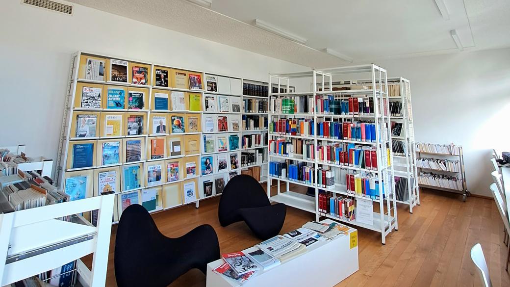 Photo de la bibliothèque du site de Neuchâtel de la HEM