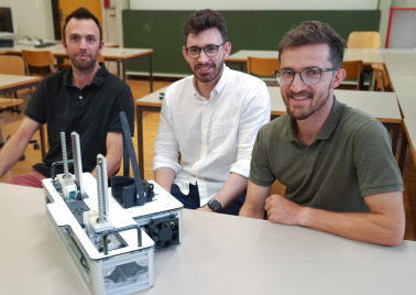 Jeremy Olivier, Spyridon Schoinas et Quentin Praz du projet LaxiPed dans les locaux d'HEPIA.