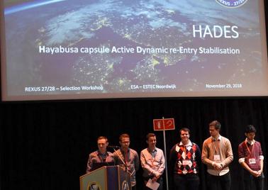 Nos étudiant au siège de l'ESA pour présenter HADES
