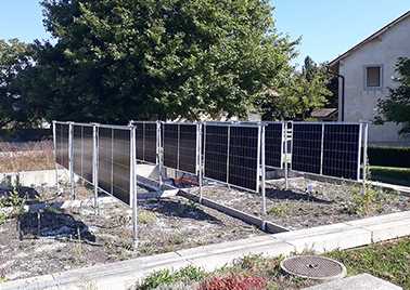 Photo panneaux solaires verticaux combinés avec toiture végétalisée