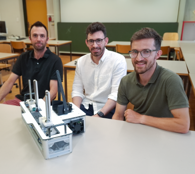 Jeremy Olivier, Spyridon Schoinas et Quentin Praz du projet LaxiPed dans les locaux d'HEPIA.