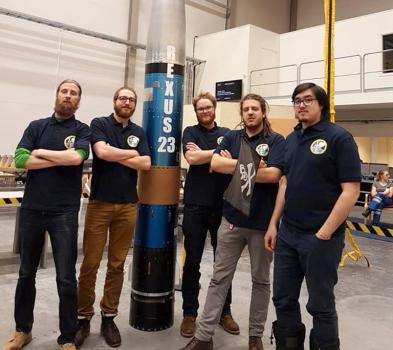 Le team ARES-II devant la fusée REXUS/BEXUS