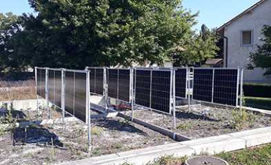 Photo panneaux solaires verticaux combinés avec toiture végétalisée