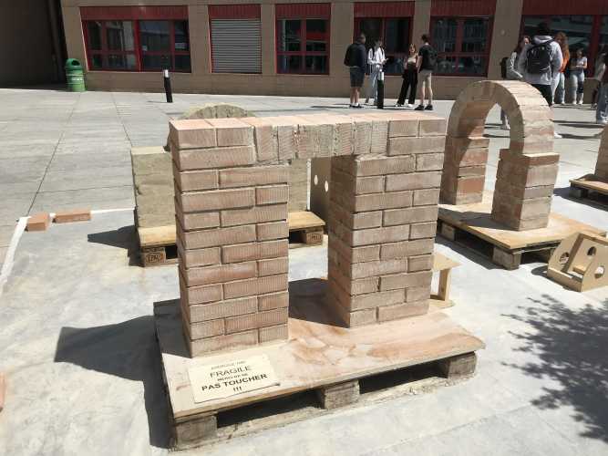 Arcs en brique réalisés par les étudiant·e·s de 1ère année en Architecture