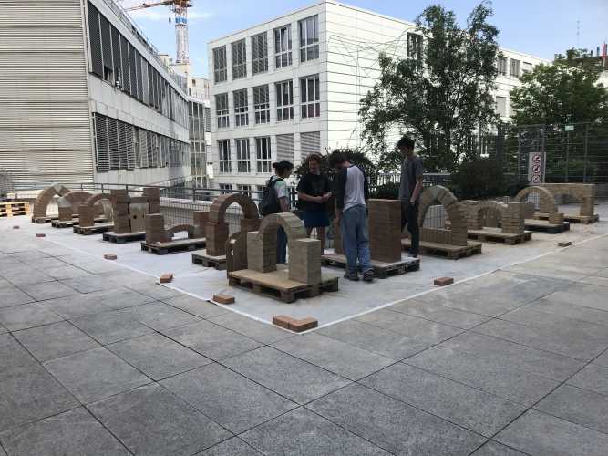 Arcs en brique réalisés par les étudiant·e·s de 1ère année en Architecture