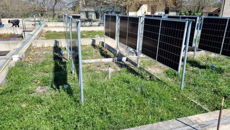 5. Lullier: panneaux verticaux, toiture végétation semi-intensive, substrat «sur mesure» organique