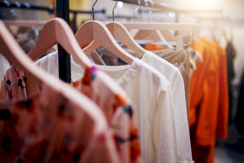 Vêtements sur un portant