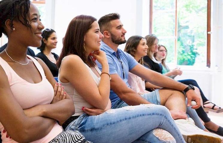 Groupe d'étudiants assis en ligne