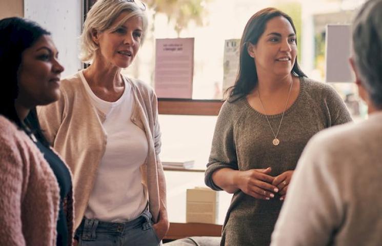 Groupe d'adultes conversant