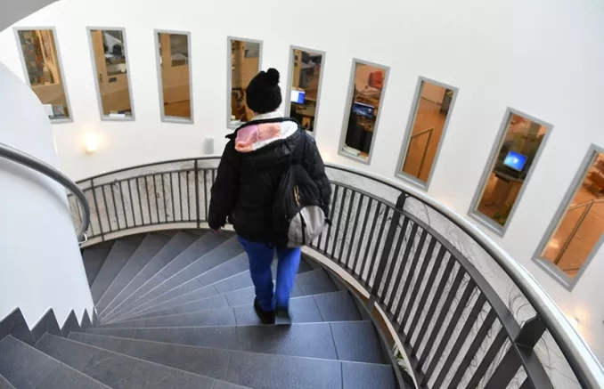 Etudiante descendant un escalier