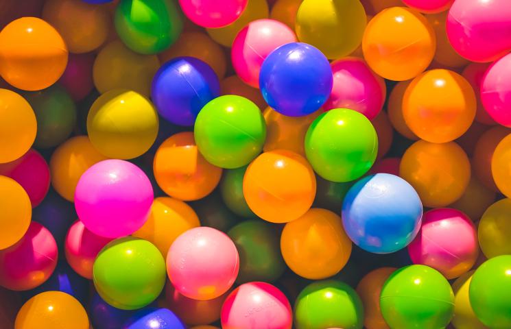 photo de boules en plastiques multicolores