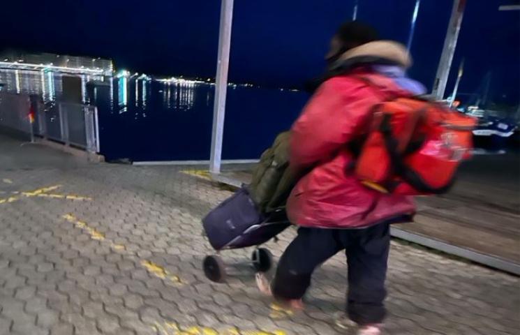 Un sans-abri avec ses bagages dans les rues de Genève