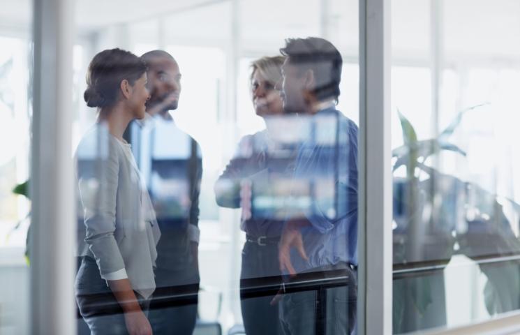 Situation d'échange professionnel dans un bureau