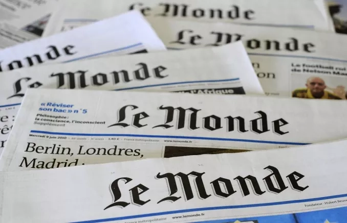 Photo de plusieurs exemplaires du journal Le Monde empilés. On ne voit que le nom du journal, sur une des couvertures sauf une sur laquelle on lit "Berlin, Londres, Madrid" sur la une.