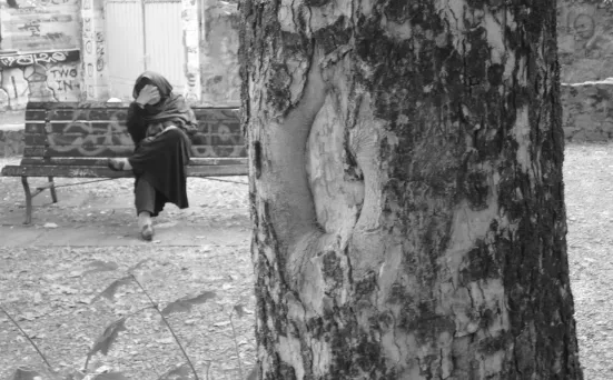 Femme seule sur un banc au parc Galiffe