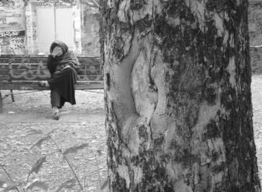 Femme seule sur un banc au parc Galiffe