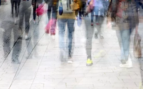 Foule marchant dans la rue - Image d'illustration