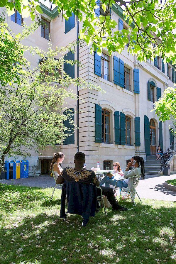 Etudiants dans la cour