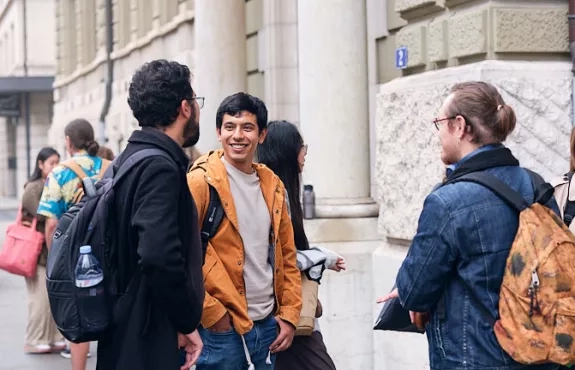 Des étudiants discutent avant d'aller en cours