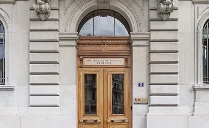 Photo de la porte du bâtiment de la HEM