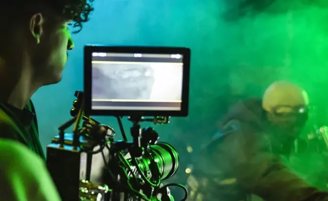 Une personne tient une caméra pour réaliser un film